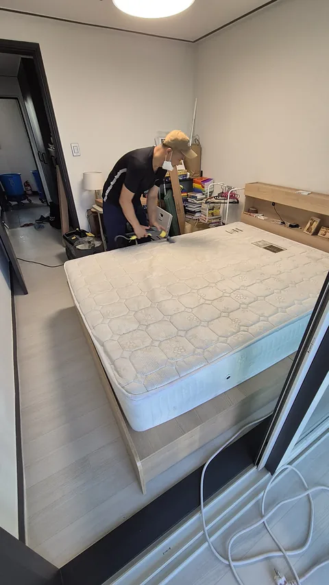 추출 장비로 매트리스 상판을 작업하는 모습