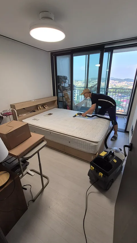 추출 장비를 옆에 두고 매트리스를 작업하는 모습