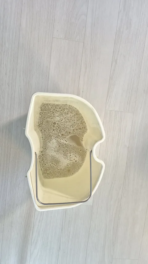 거품이 생긴 오염수가 담긴 통